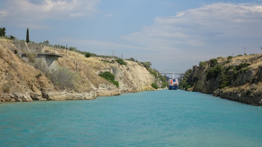 entree-canal-corinthe-avec-cargo